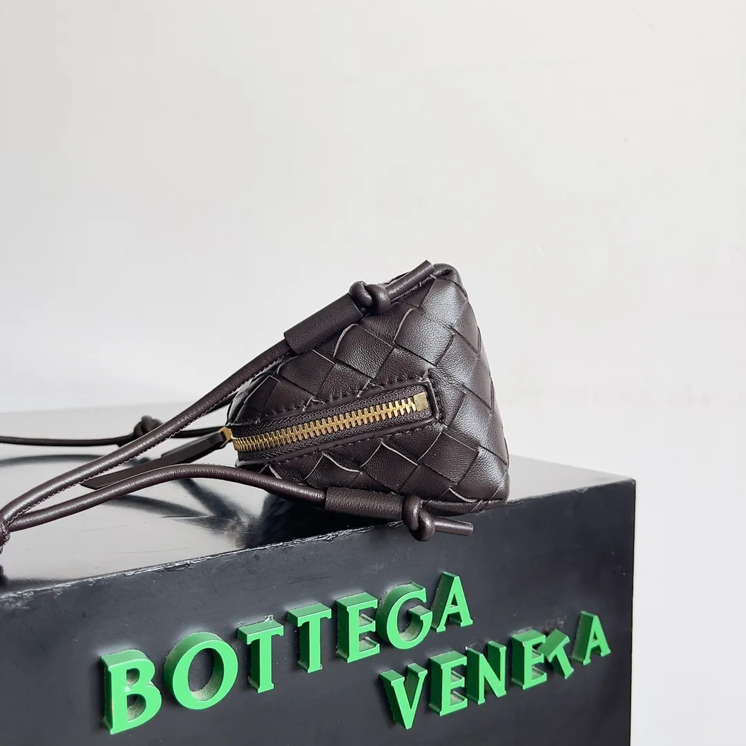 Batch 1260 BV new mini bag ceiling Bottegaveneta new Concert Pouch bag is small and has a large capacity. It can hold a Pro max mobile phone. The shoulder strap is adjustable for cross-body carry. It is very cost-effective when carried on one shoulder. The latest small bag in autumn has a lot of capacity. It can hold 4 short clips. I also tried it and it can hold one of my fists. It is cute, the capacity is touching and the length of the shoulder strap is adjustable for daily commuting. Full score 10 #bv woven bag Style number: 794258 Size: 18.5*11.5*8.5cm